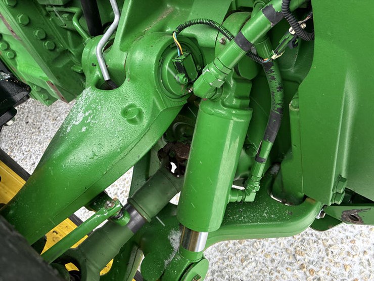 2011-john-deere-8335r-image-41
