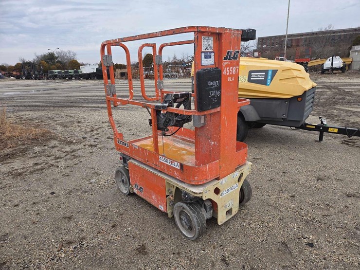 2017-jlg-1230es-image-2