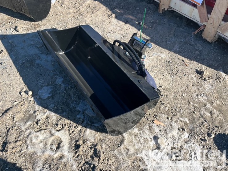 unused-tpm-32"-hydraulic-tilt-bucket,-1"-pin-hole,-hydraulic-hoses-to-suit-0.8-1.4-ton-mini-excavators.-image-1