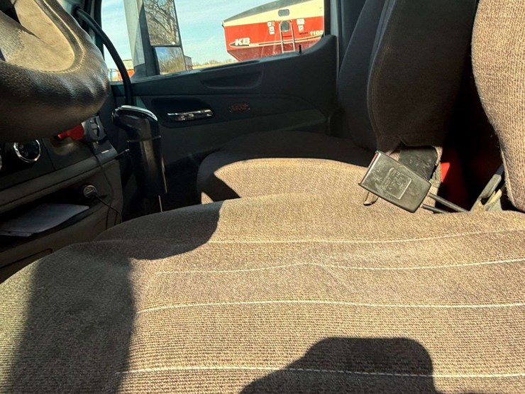 2016-peterbilt-579-image-15