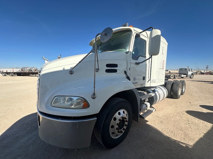 2018-mack-pinnacle-image-1