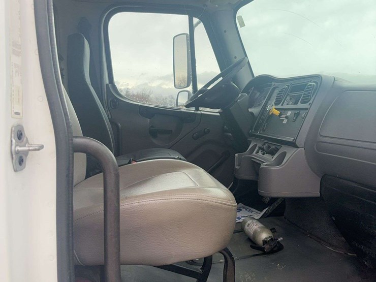 2009-freightliner-business-class-m2-106-image-22