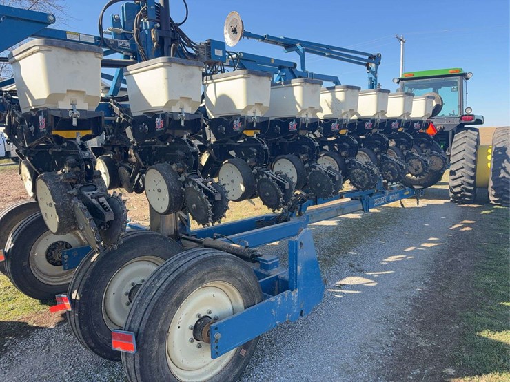 2009-kinze-3600-image-9