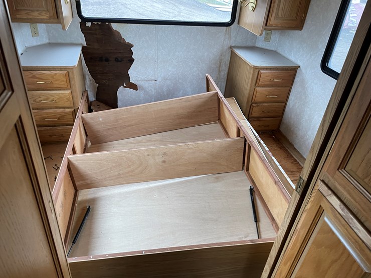 #2026-•-1999-ford-fleetwood-bounder-32h-rv-(has-wi-title)-image-26