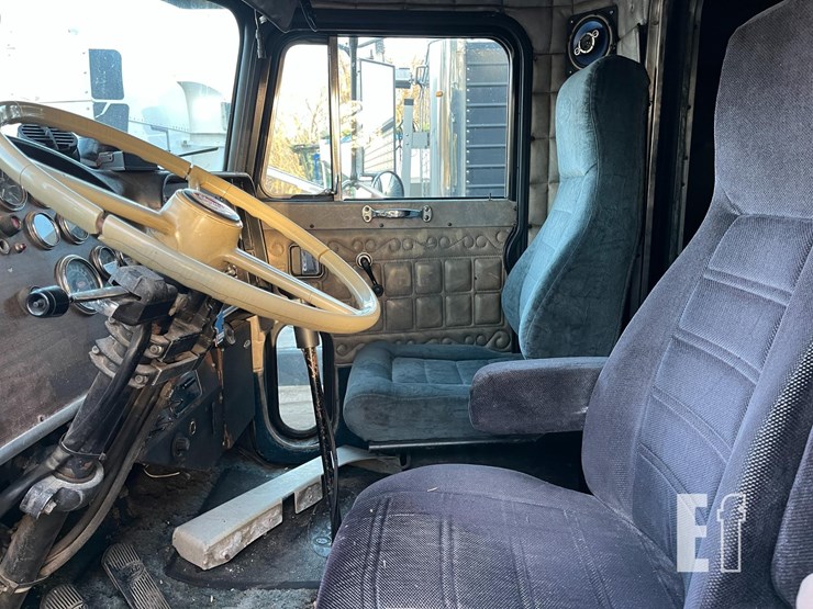 1985-peterbilt-359-image-7