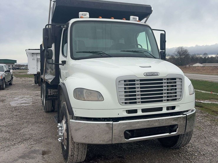 2009-freightliner-business-class-m2-106-image-3