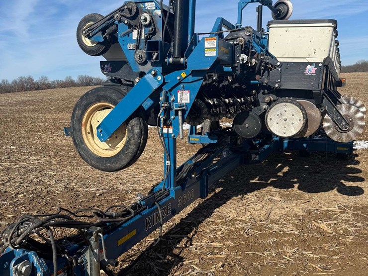 2009-kinze-3600-image-4
