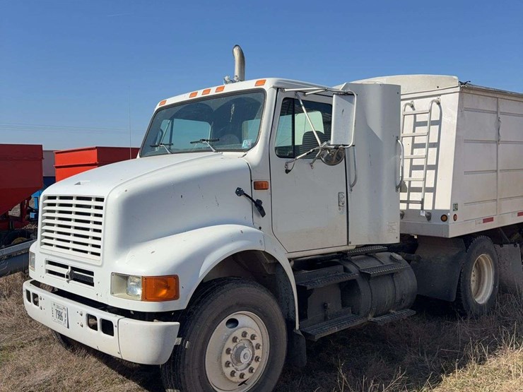 1993-international-8100-image-2