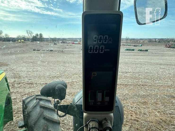 john-deere-8235r-image-18