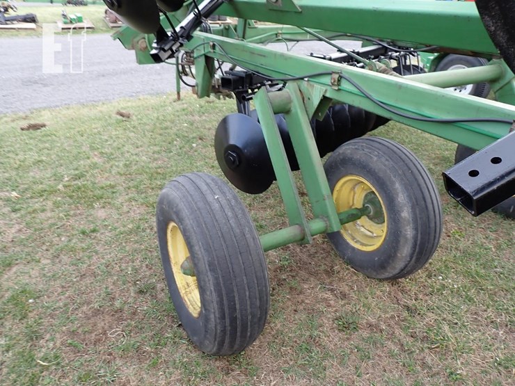 john-deere-220-image-10
