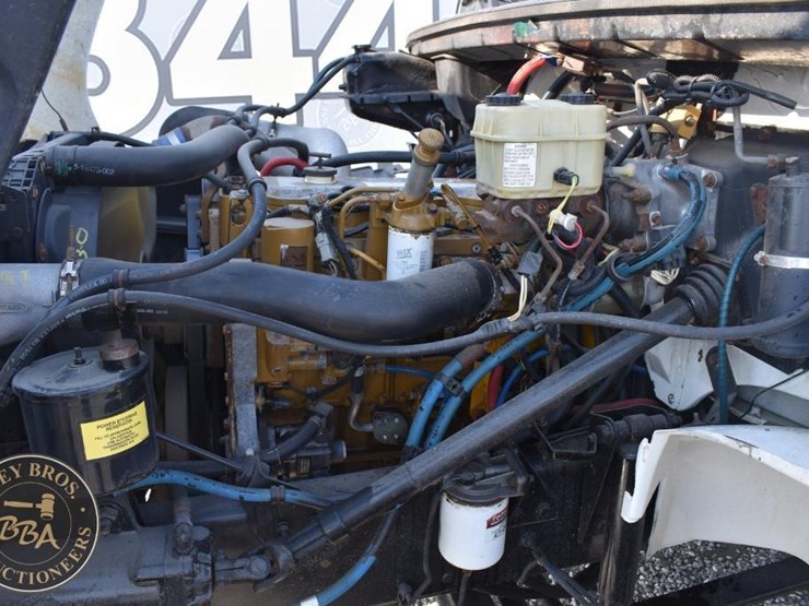 2001-freightliner-fl60-image-16