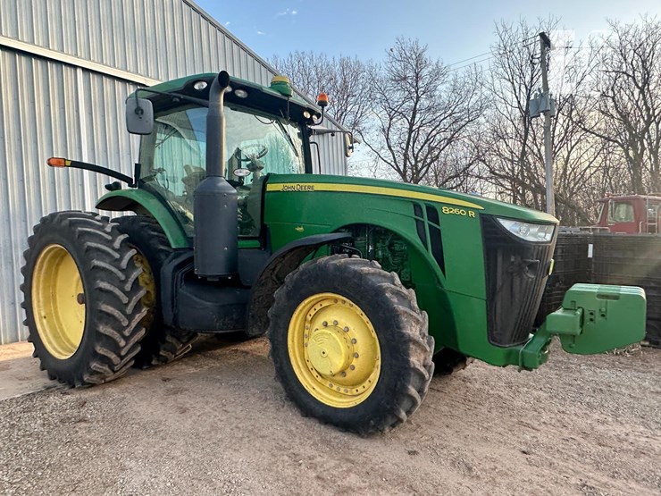 john-deere-8260r-image-4