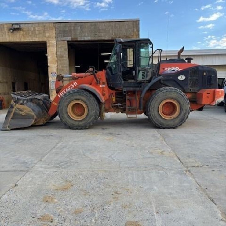 2020 HITACHI ZW220