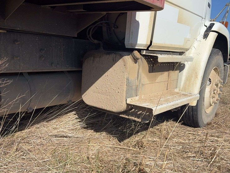 2004-freightliner-fl70-image-11