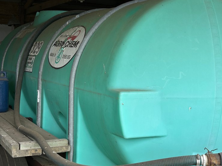 1000-gal-poly-tank-on-trailer-image-1