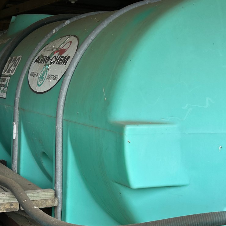 1000 gal poly tank on trailer