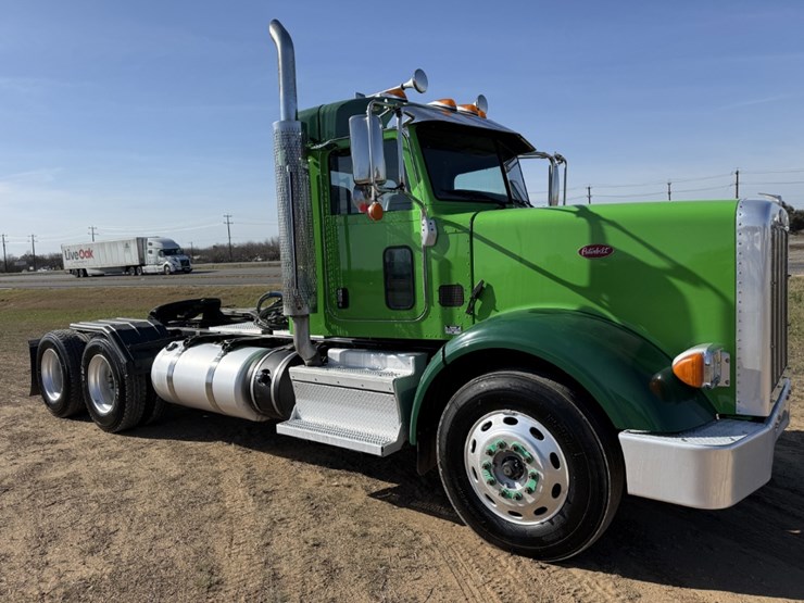2021-peterbilt-367-image-3
