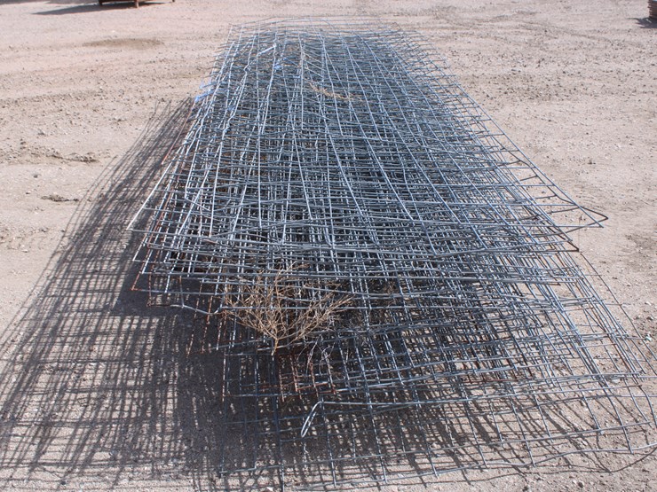 #2085-•-metal-rack-with-approx-30-used-wire-panels-of-assorted-lengths-image-2