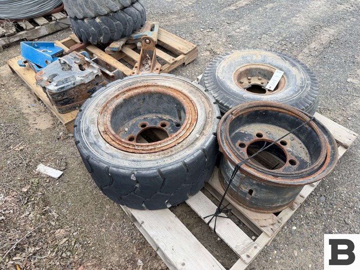 american-farmer-9.00-10sl-tire-and-rim,-28x12.5-15-tire-and-rim,-18"-forklift-rim-image-3