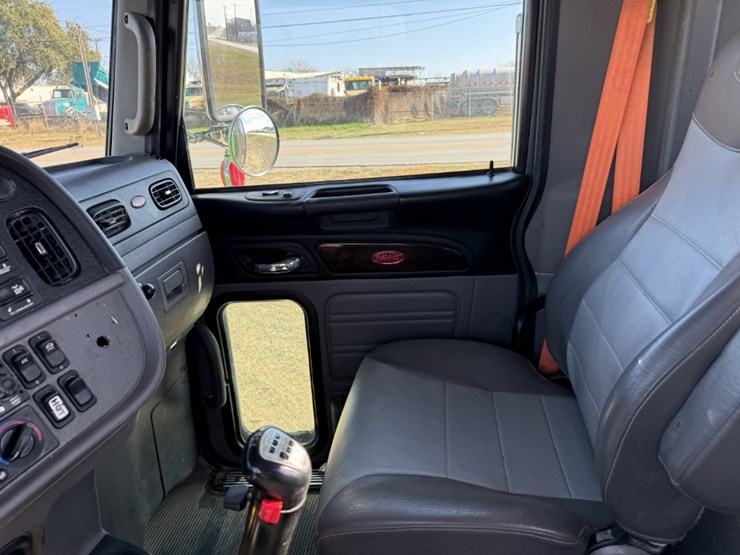 2021-peterbilt-367-image-14