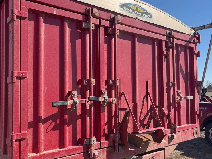 2004-freightliner-fl70-image-15