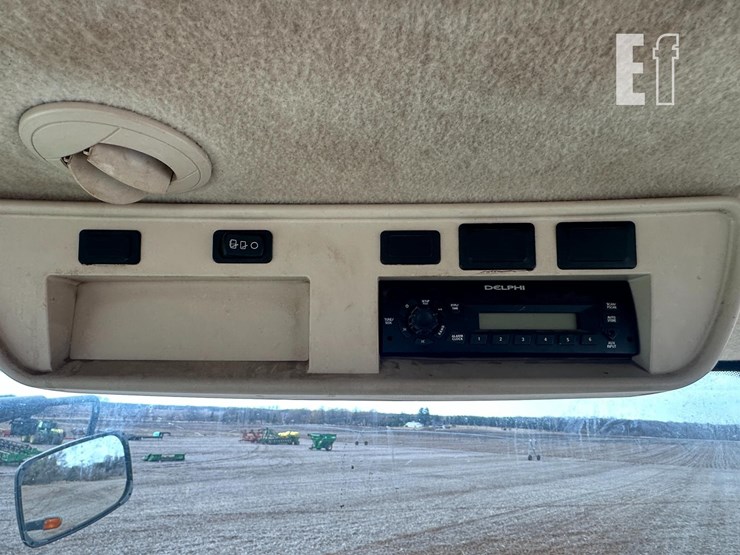 john-deere-8235r-image-17