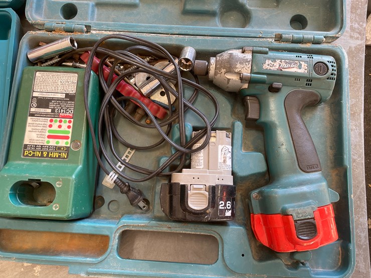 #3104-•-(2)-makita-power-tools-image-3