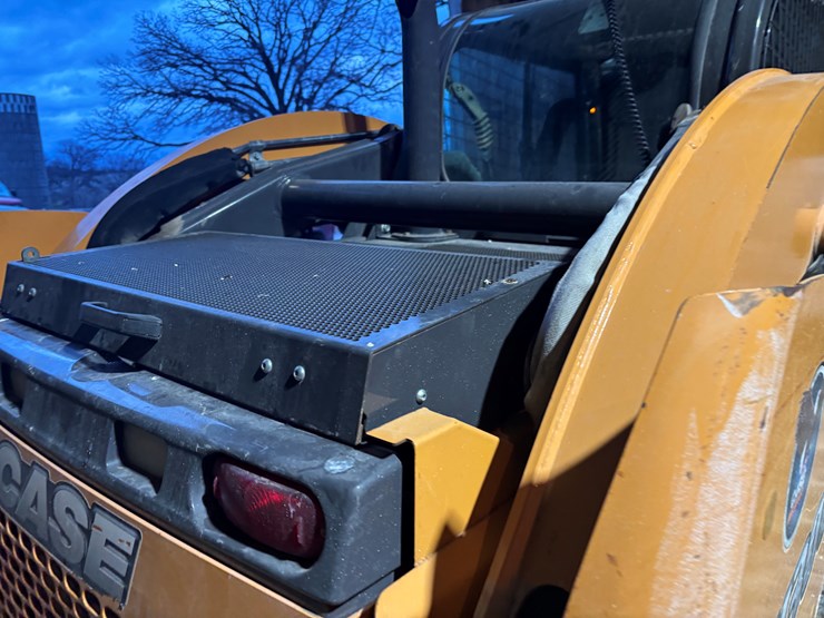 2012-case-sv300-image-15