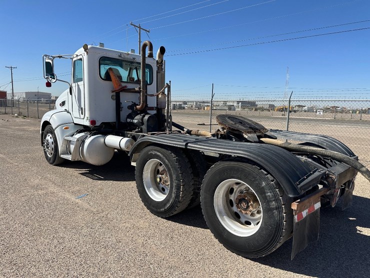 2010-peterbilt-384-image-8