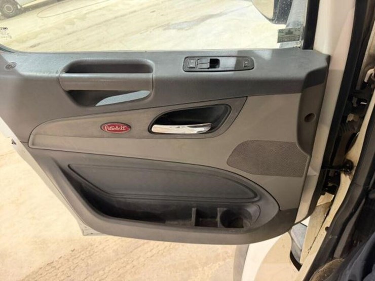 2017-peterbilt-567-image-16