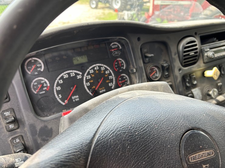 2012-freightliner-/-knapheide-20’-bed-image-19