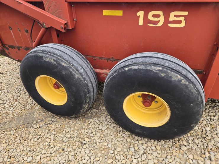 new-holland-195-image-12