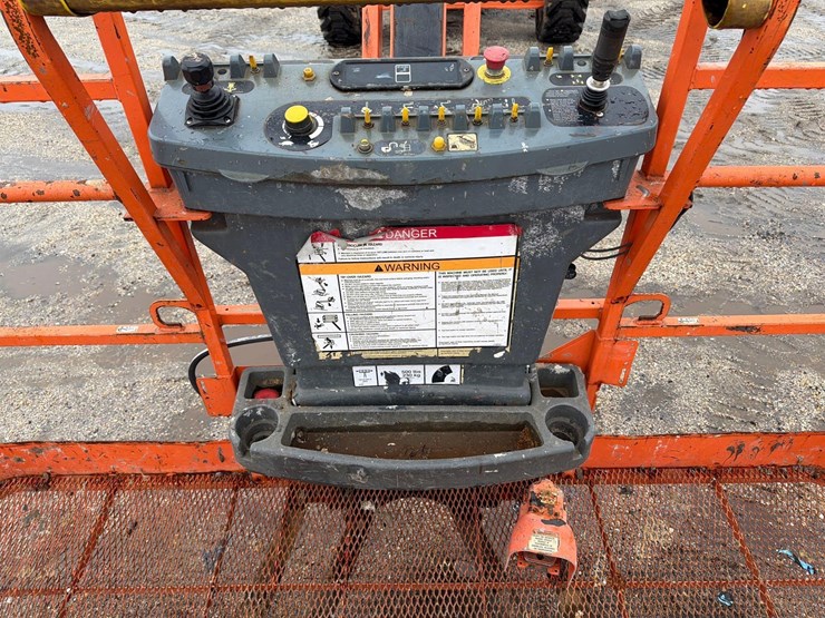 2016-jlg-800aj-image-12