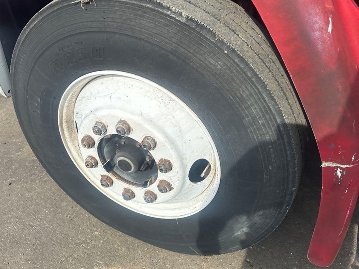 2000-freightliner-fl70-image-11