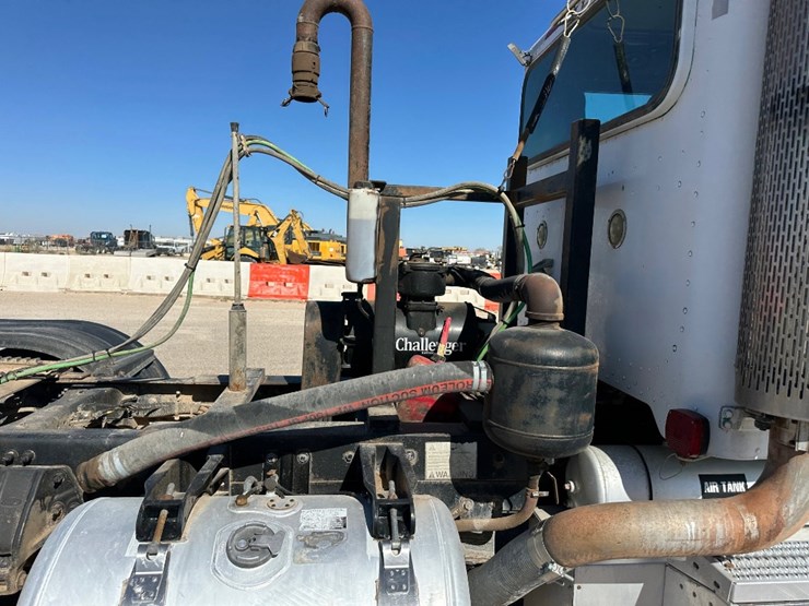 2010-peterbilt-384-image-4