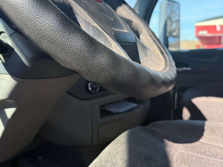 2016-peterbilt-579-image-11