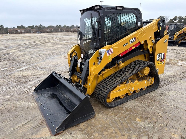 2025-caterpillar-255-image-2