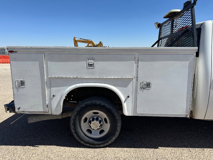 2010-chevrolet-silverado-2500hd-image-4