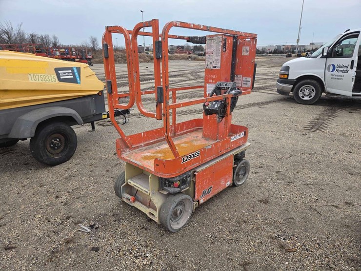 2017-jlg-1230es-image-3