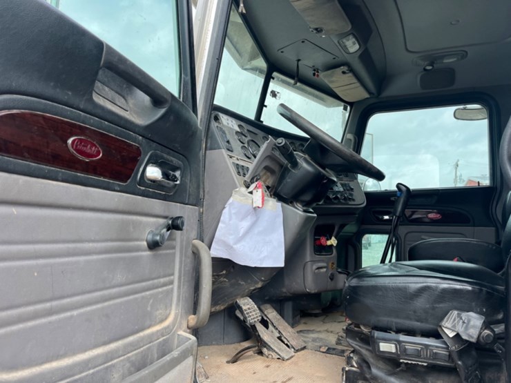 2013-peterbilt-367-image-15