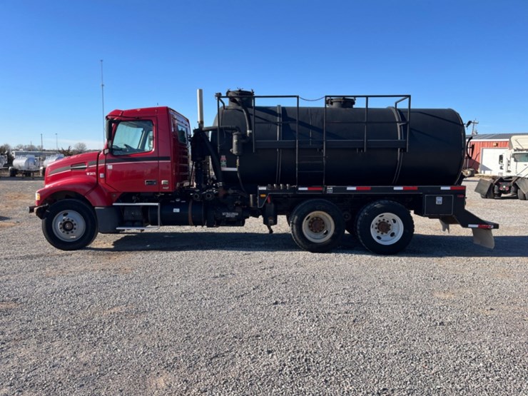 2009-volvo-vhd-bobtail-vacuum-truck-image-8