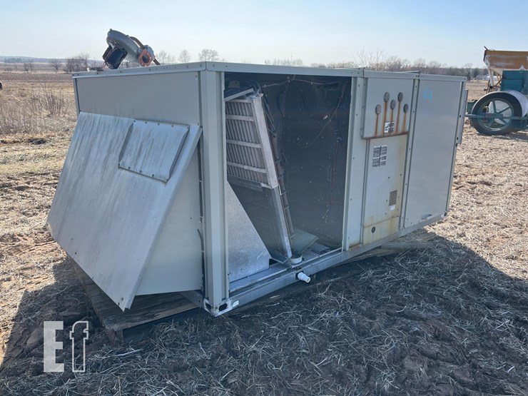 trane-rooftop-heating-/-air-conditioning-unit-image-1