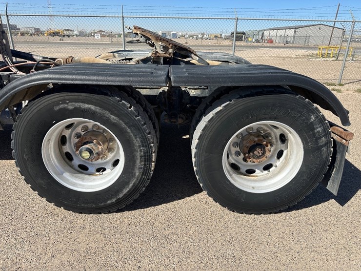 2010-peterbilt-384-image-9