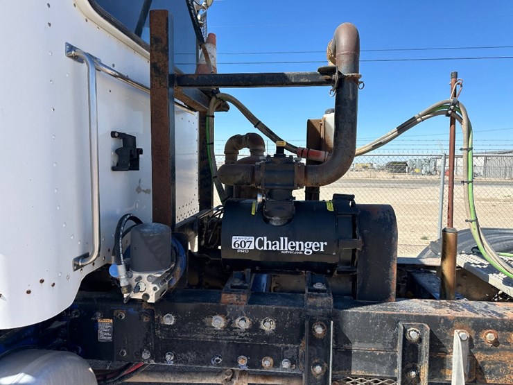 2008-peterbilt-365-image-11