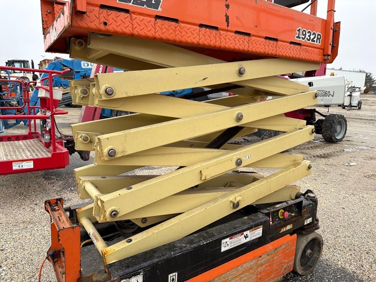 2017-jlg-1932r-image-9