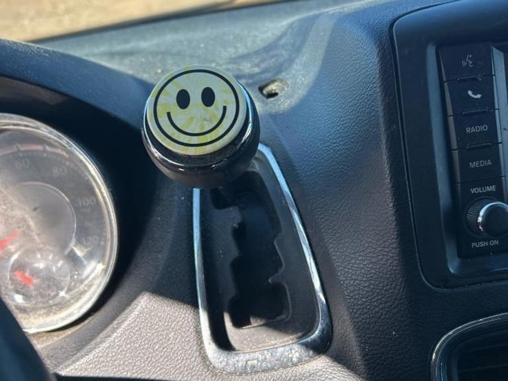 2016-chrysler-town-&-country-image-38