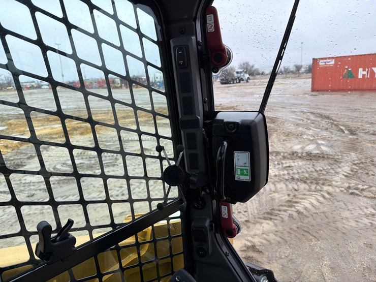 2025-caterpillar-255-image-22