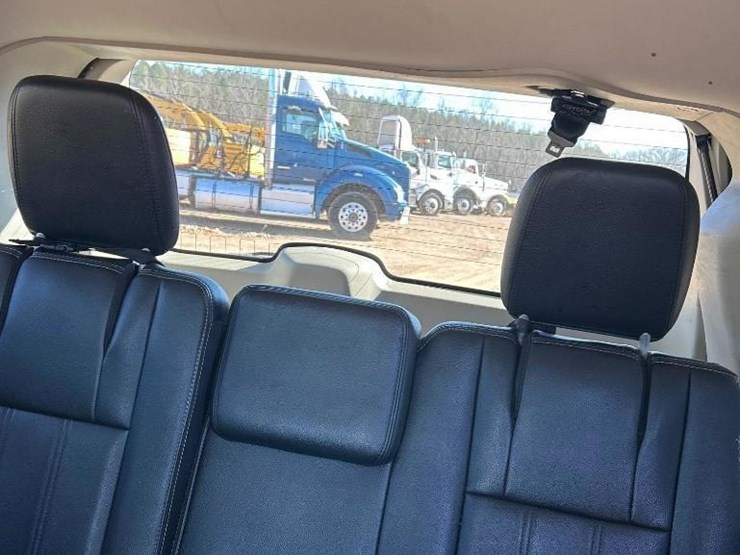 2016-chrysler-town-&-country-image-7