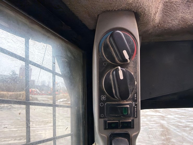 2019-new-holland-c237-image-23