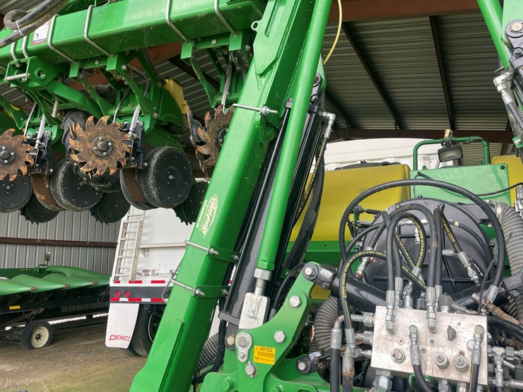 john-deere-1725-image-30